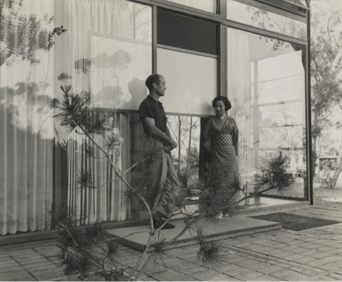 Исаму Ногучи (Isamu Noguchi) с женой в доме-студии Эймс