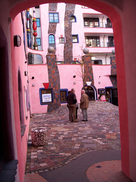 Жилой комплекс «Зелёная Цитадель» (“Die Grüne Zitadelle”, Magdeburg, Германия), 1998-2005. Friedensreich Hundertwasser. Фриденсрайх Хундертвассер