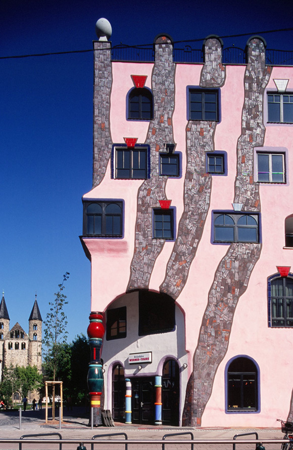 Жилой комплекс «Зелёная Цитадель» (“Die Grüne Zitadelle”, Magdeburg, Германия), 1998-2005. Friedensreich Hundertwasser. Фриденсрайх Хундертвассер