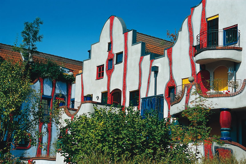 Дом «Wohnen unterm Regenturm», Плохинген на Неккаре (Plochingen), Германия 1991—1994. Friedensreich Hundertwasser. Фриденсрайх Хундертвассер