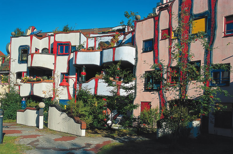 Дом «Wohnen unterm Regenturm», Плохинген на Неккаре (Plochingen), Германия 1991—1994. Friedensreich Hundertwasser. Фриденсрайх Хундертвассер