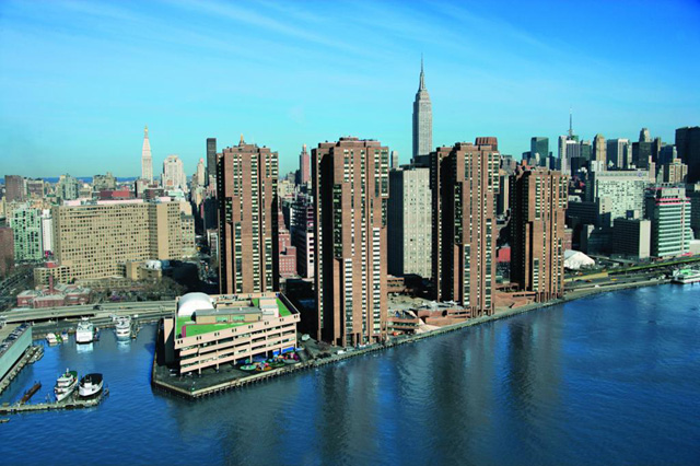Waterside Apartment Towers, New York, USA. Architect: Davis, Brody & Associates. Архитектор: Дэвис Броуди с сотрудниками. Нью-Йорк (шт. Нью-Йорк)