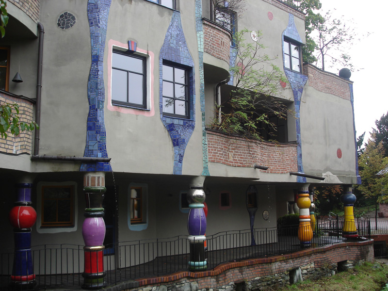 «Дом на лугах» в Бад-Зоден, Германия (Wohnen in den Wiesen Bad Soden, Taunus) 1990—1993. Friedensreich Hundertwasser. Фриденсрайх Хундертвассер